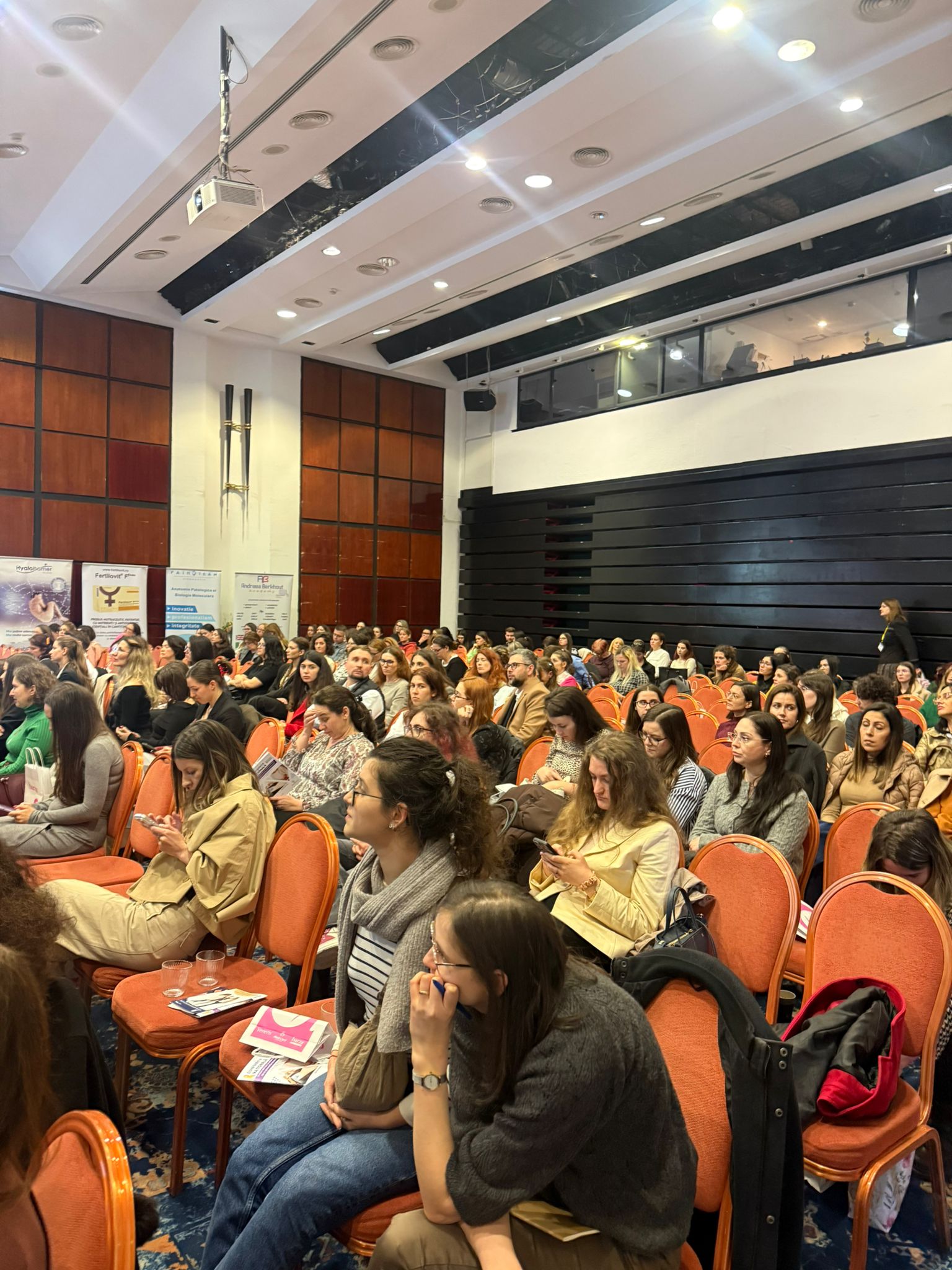 Sală plină la Conferința Națională de Endometrioză