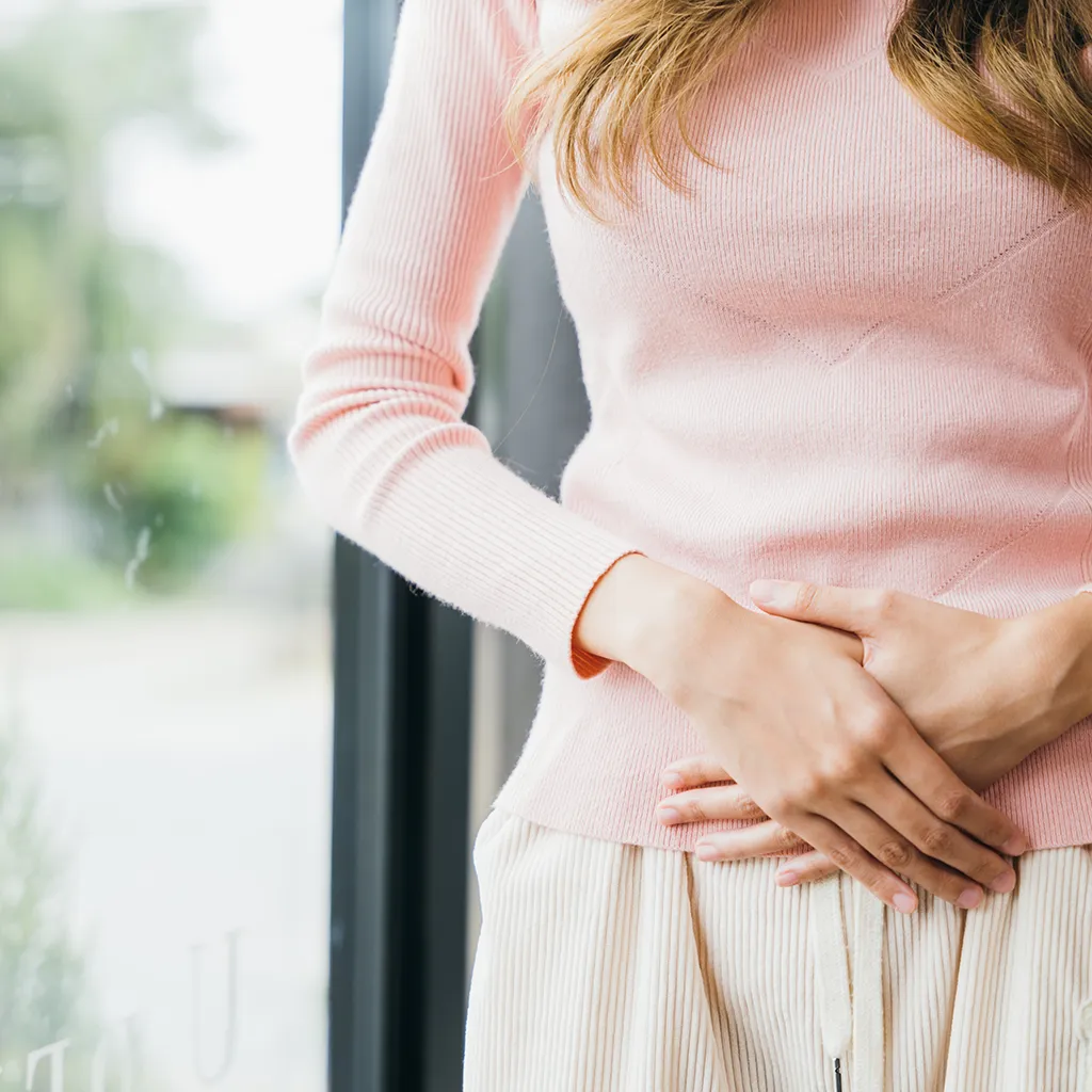 Femeie cu durere pelviană cronică cauzată de endometrioză
