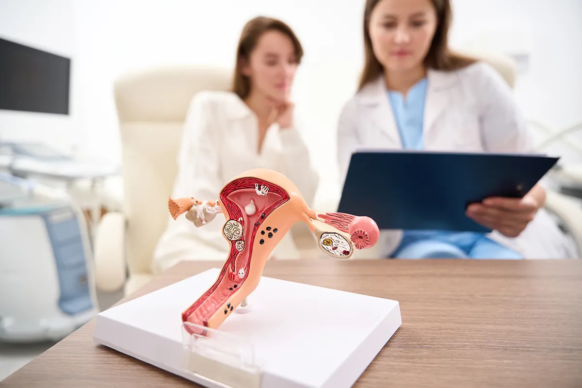 Pacientă în cabinet ginecologic — evaluare simptome endometrioză